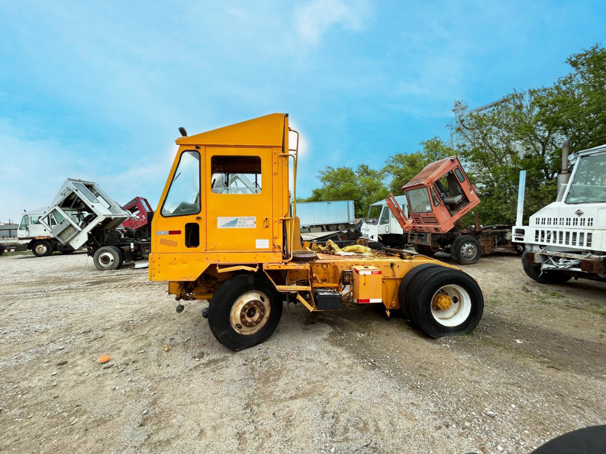2002-OTTAWA-C30-PARTS-TRUCK-304682-2.jpg
