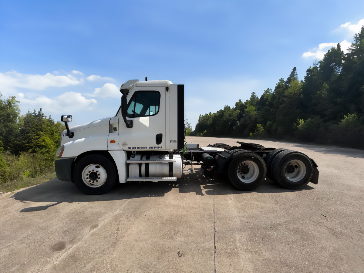 2013-FREIGHTLINER-DAY-CAB-YT01-4.jpg	