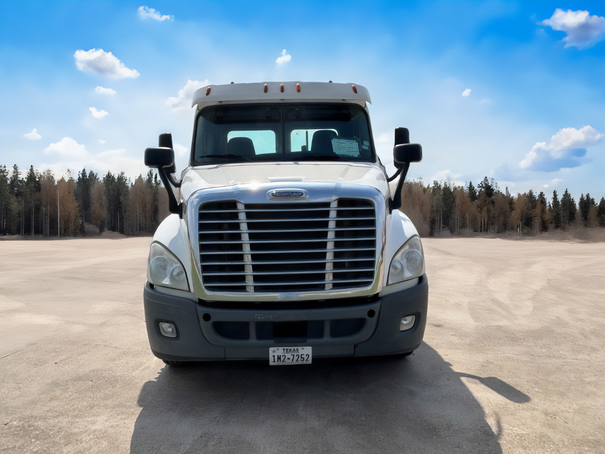 2013-FREIGHTLINER-DAY-CAB-YT01-7.jpg	