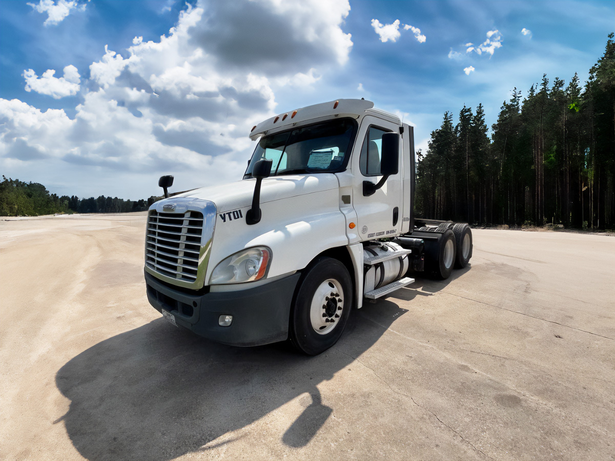 2013-FREIGHTLINER-DAY-CAB-YT01-8.jpg